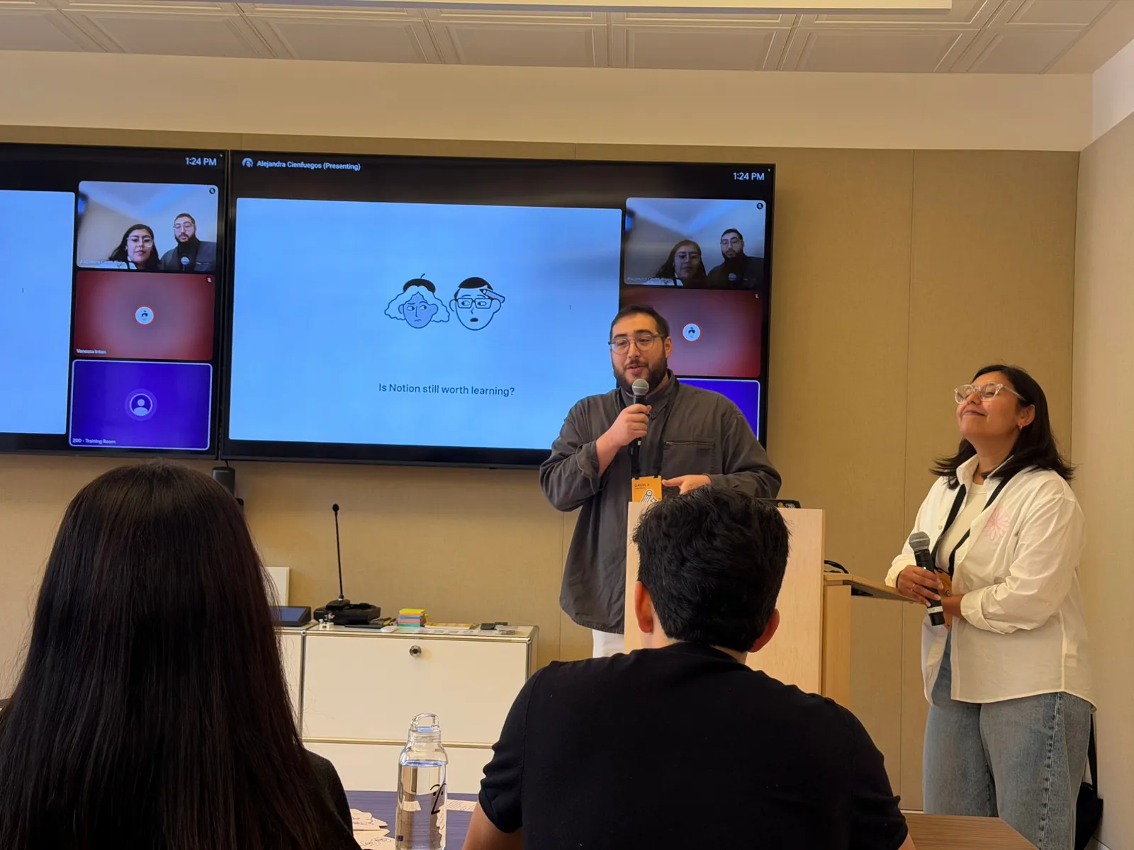 Daniel Somoza et Alejandra Cienfuegos donnant une conférence sur l'apprentissage de Notion au siège de Notion