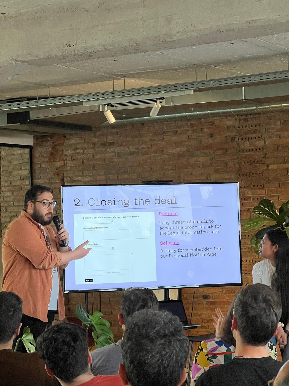 Daniel Somoza presenting a Notion workflow to a seated audience